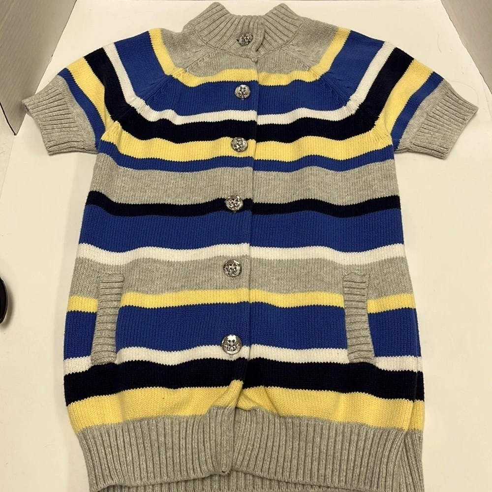 Girls Gymboree sweater! Beautiful button detail!